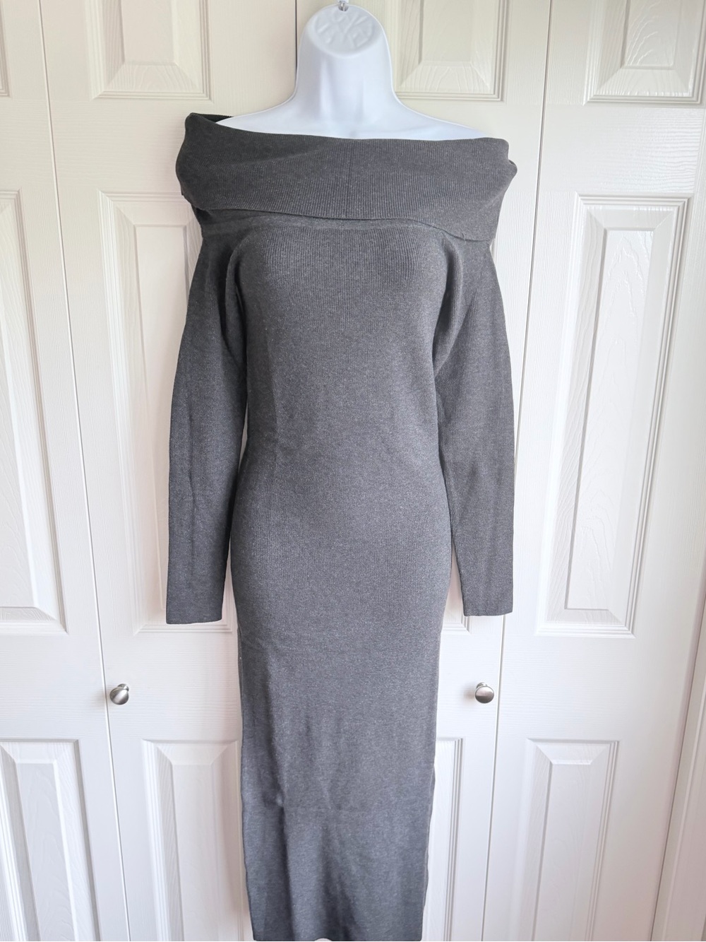 NEW Aritzia Wilfred Clarion Dress
Peachy soft off-the-shoulder sweater dress - Picture 7 of 12